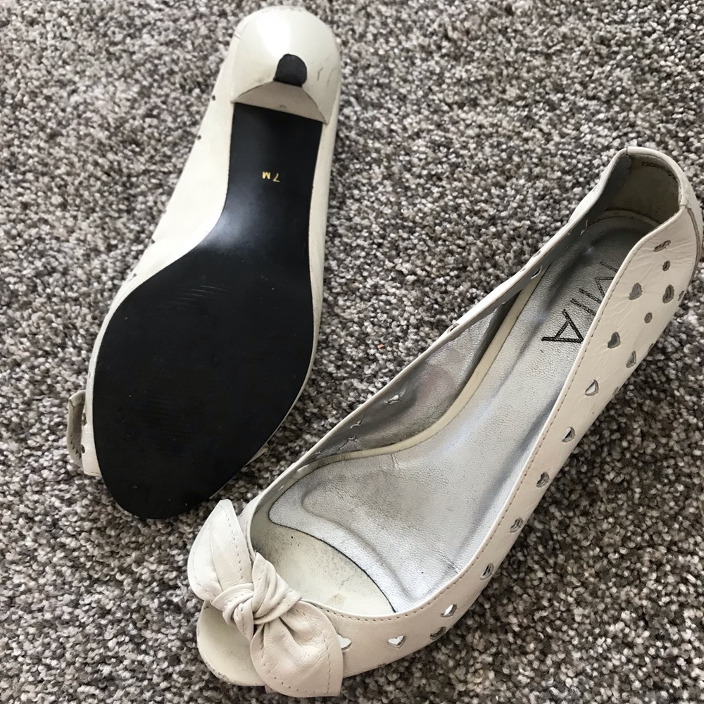 Mini heel slip on heart cut out MIA ivory size 7 - Picture 3 of 4
